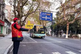 今天是斑马线互敬日，杭州的公交人又走上街头做宣传了图片