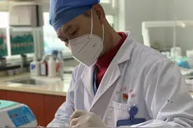 小时健康小站最前线 | 长期“自残式刷牙”，23岁女子牙体楔状缺损图片