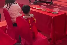 帅气十足！新娘在自己婚礼现场演奏非遗绛州鼓乐图片