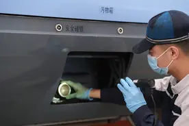 高铁上的“淘金男孩”：一小时从厕所掏出红宝石戒指图片