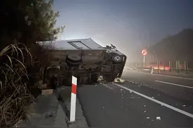 惊险！货车爆胎后为图省事 继续驾车行驶至侧翻图片