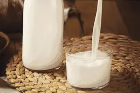 睡前喝牛奶能助眠？可能是心理作用图片