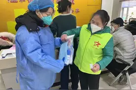 向阳社区卫生服务中心发放抗疫爱心包 让重点群体“疫”时无忧图片