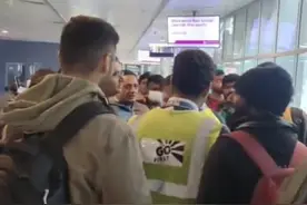 印度粗心航班扔下50多名乘客飞了，乘客愤怒：在开玩笑吗？图片