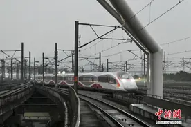 广深港高铁试运行列车停靠广州南站图片