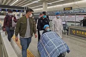 香港八旬老人回港就医   皇岗边检提供温暖高效通关服务图片