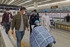香港八旬老人回港就医   皇岗边检提供温暖高效通关服务图片