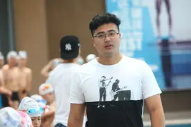游泳名将吴鹏退役10年后复出 昔日队友对其表达钦佩和祝福之情图片