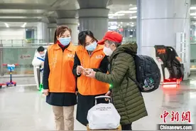 （新春走基层）探访重庆火车北站春运：行囊装满喜悦 温暖守护归程图片