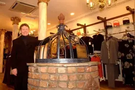 男子翻修商店意外发现240年前的古井 井中暗藏宝藏图片