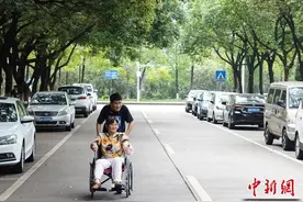 江西“90后”男孩带瘫痪母亲上学：我就是妈妈的双腿图片