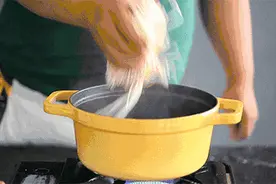 焖面总是粘连巴锅！只因少了这1步，教你一招，面条入味不成坨，出锅全家抢着吃图片