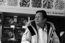 幼时全家要饭，靠卖瓜子起家，曾被邓小平三次提及，“中国第一商贩”去世，享年84岁图片