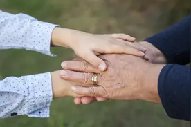 夜读丨父母对子女的年龄自信，正在瓦解图片