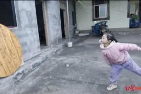 6岁女孩手扔竹筷穿透木桌引关注：爷爷自创筷子飞镖被称“筷子侠”，曾登央视舞台图片