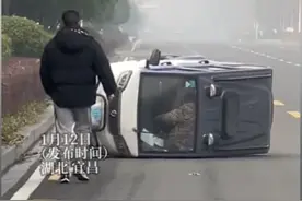 姐弟俩发现路边三轮车侧翻，车内有老人小孩被困，弟弟立刻上前救人并帮忙扶正车身图片