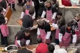 四川坝坝宴出菜现场，一眼望过去全是粉色战袍图片