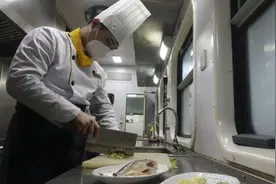 春运列车上的“花样”餐食 让你的归途有温度图片