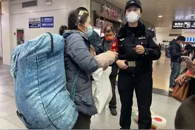 春运面孔|杭州出发的绿皮车上，研究人工智能的博士和弹棉花的老伯成了邻座图片