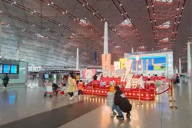 首都机场预计今日客流超十万人次，2月国际航班恢复至疫情前两成以上图片