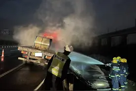 载着35吨钢卷的货车，在沪昆高速上开着开着突然起火了图片