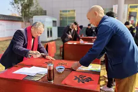 江西东乡：迎春纳福送春联 浓浓墨香暖民心图片
