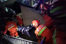 孕妇凌晨大出血无法下楼，北京大兴消防员紧急救助图片