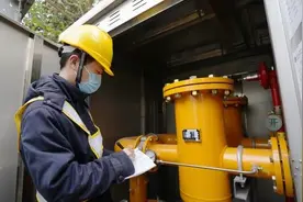 巡线员寒风中巡查8小时，市天然气公司沉着应对新年第一场雪图片