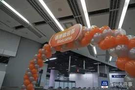 广深港高铁恢复通车，香港西九龙站首批出闸旅客收到礼包图片