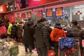 探年味儿②｜价格不涨反跌，猪肉成“年货之王”！业户：销量翻了好几倍图片