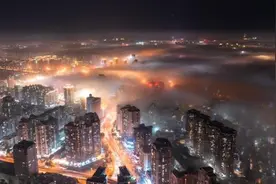 厦门现平流雾景观 云雾笼罩城市建筑图片