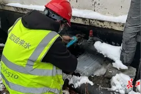 白色楼顶中一抹忙碌的“温暖黄”，水务人清晨30分钟修好漏水管道图片