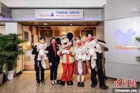 高铁香港段重开首日 香港迪士尼米奇现身站内迎接游客图片