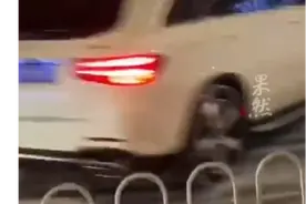 武汉初雪后路面打滑，汽车连撞几辆车仍然刹不住图片