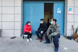 十年如一日照顾瘫痪养父，元格孝女！赞！图片
