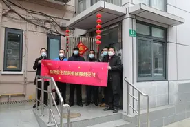 这个小区加装了一个旋转90度的电梯“样板间”！还创下两个“第一”图片