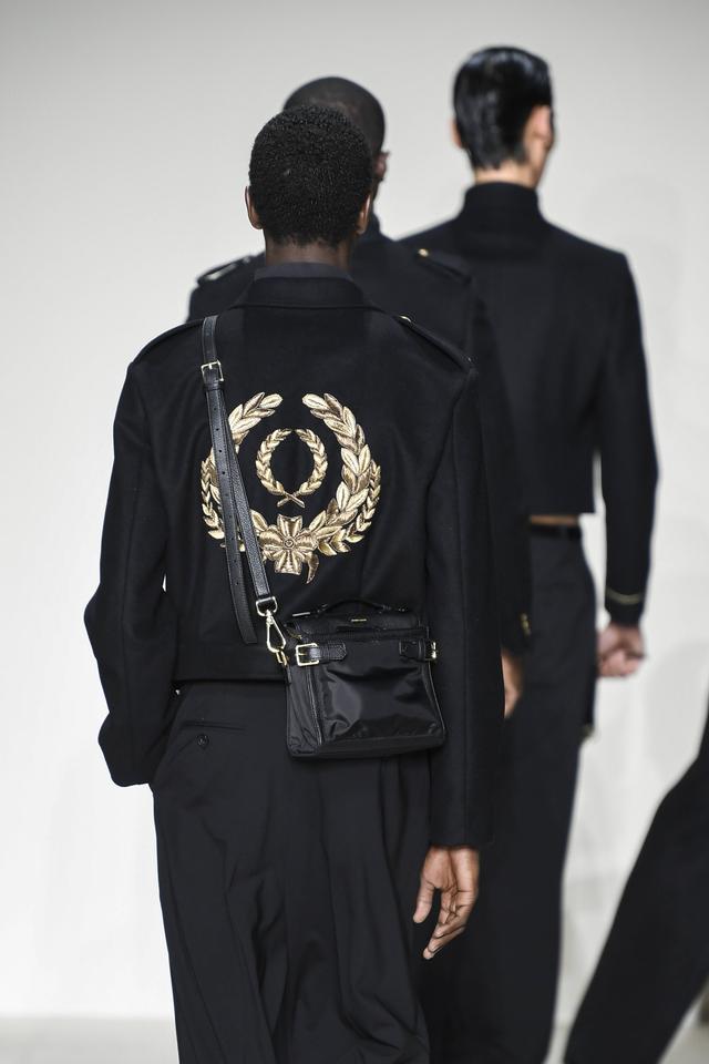 ��������ߣ�������װ�ܡ���������¡�������Ʒ��ʱװ��(2)