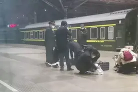 上海南站一乘客站台晕倒，乘务人员现场急救图片