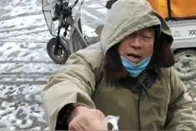 司机大雪天躺车里过夜，次日遭环卫大爷投喂早餐，把仅有现金都塞给大爷图片