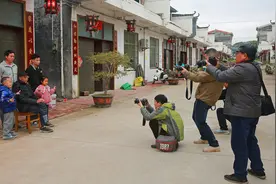 新春走基层｜定格幸福瞬间 摄影师免费为村民拍“全家福”图片