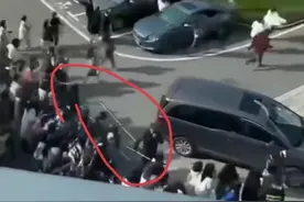 男团粉丝接机被指像“丧尸出笼”：空姐报警，机场执行保障预案图片