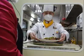 烹制花样餐食 90后炊事员让旅客归途有温度图片