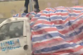 湖南高速交警爬上小货车顶帮忙盖篷布遮雨，感动了无数返乡人图片