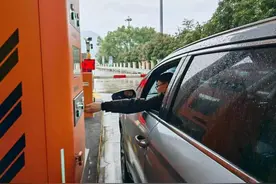 高速收费站5秒自动发卡，真是又快又方便图片