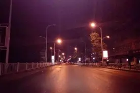 男子深夜昏睡在家门口，醒来发现家中……图片