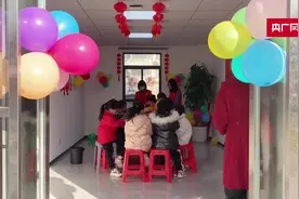 新春走基层丨萌娃DIY冰糖葫芦    串出幸福团圆年图片