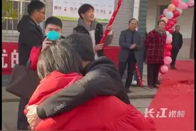 终于回家了！失散35年的双胞胎姐妹相见：“长得一摸一样，像做梦一样”图片