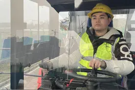 新春走基层｜中欧班列始发站，“90后”货运员的“通关行动”图片