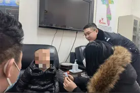 认错了妈妈和姐姐，三岁娃当街走失幸遇执勤交警图片