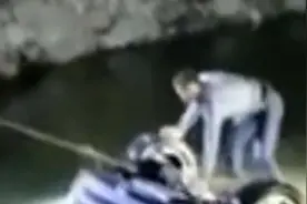 上饶一新手司机倒车时失误坠入水塘，一家三口均不幸身亡视频封面